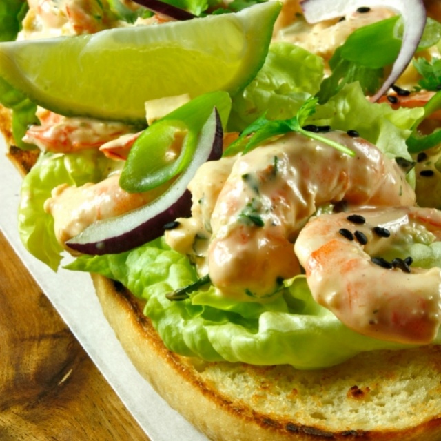 Toast avec salade de crevettes épicée