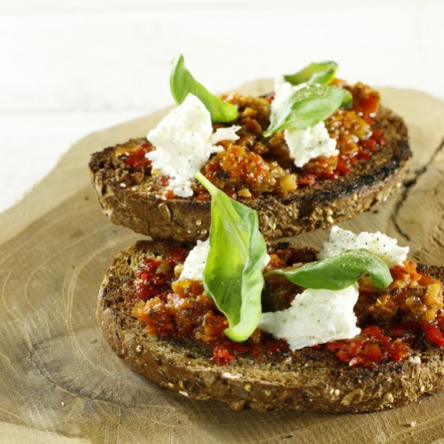 Tostada pomodori, mozzarella en basilicum