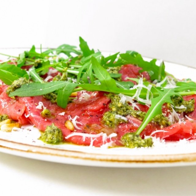 Frisch geschnittenes Carpaccio mit Pesto