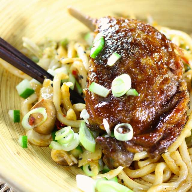 Szechuan Ente mit Shiitake-Pilze und Nudeln - Bresc BV