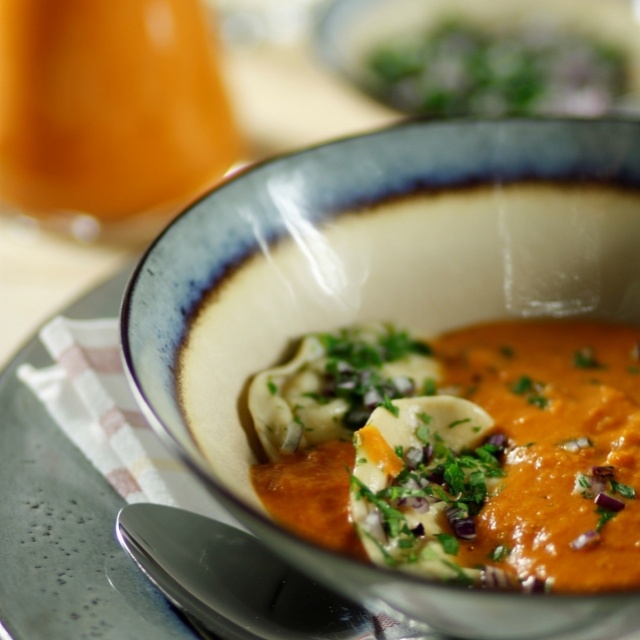 Velouté de tomate aux raviolis de basilic et mozzarella