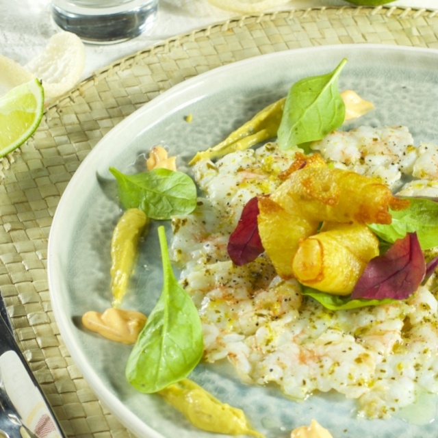 Gambacarpaccio mit Chili-Mayo und knuspriger Gamba