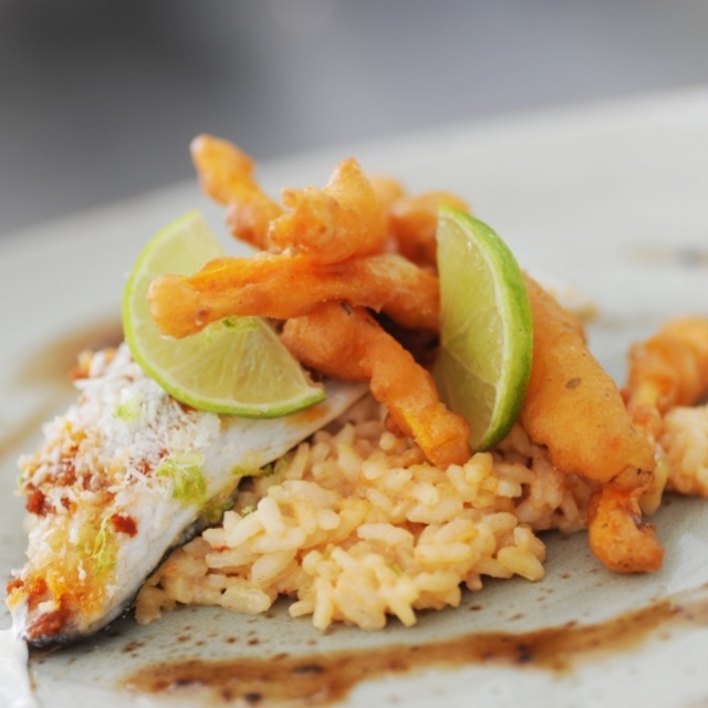 Gebratenes Doradenfilet mit Risotto und schwarze Knoblauchsauce