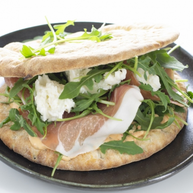 Wikingerbrot mit Mozzarella und italienischem Schinken