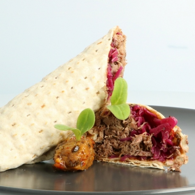 Tunn bread with pulled wild boar and sweet and sour red cabbage