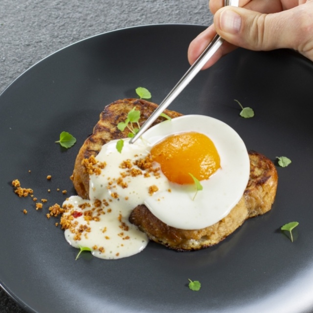 Pain perdu avec un œuf miroir dessert