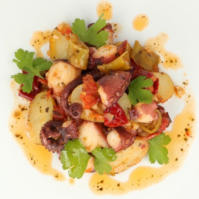 Pulpo met tomaat, aardappel en pikante olie 