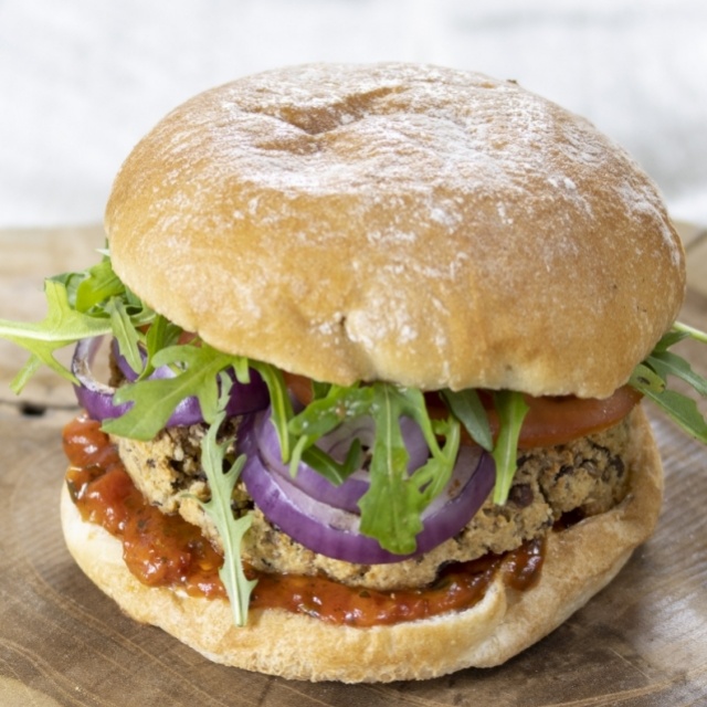 Lentil burgers with sweet pepper and rocket 