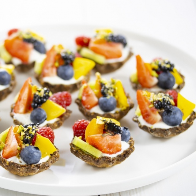 Oat tartlets with fruit