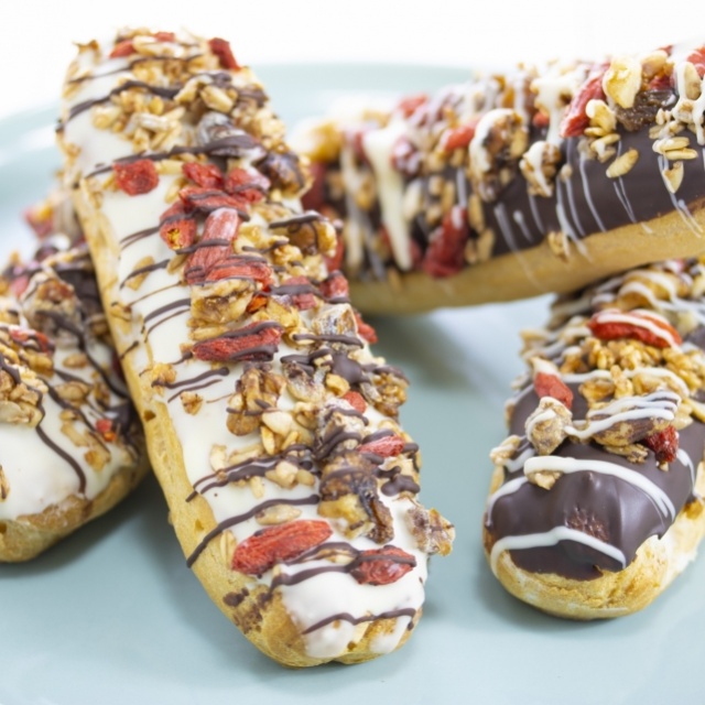 Éclair de petit-déjeuner avec fromage blanc au basilic et au citron