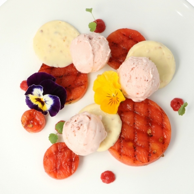 Glace à la fraise avec pastèque grillée et flocons de chocolat blanc