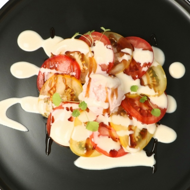 Erdbeereis mit Carpaccio von Tomate 