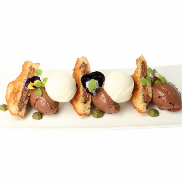 Yoghurt ice-cream with a miniature brioche-Mars grilled sandwich