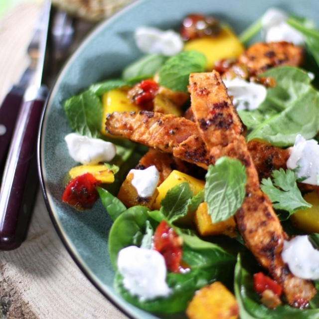 Lachs-Tandori-Salat mit Joghurtdip 