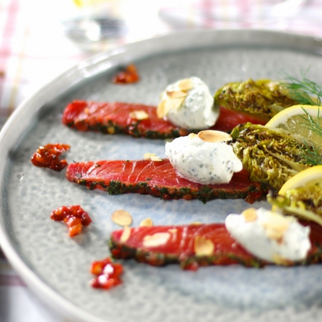 Saumon mariné avec caillé aux herbes 