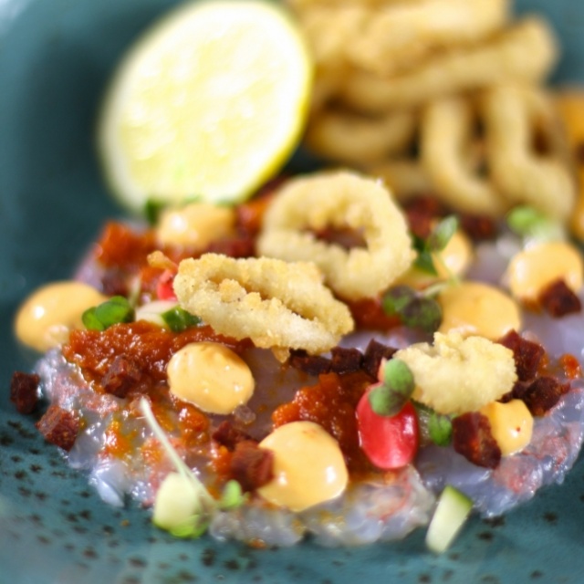 Carpaccio de langoustine, calamars frits et crème sofrito