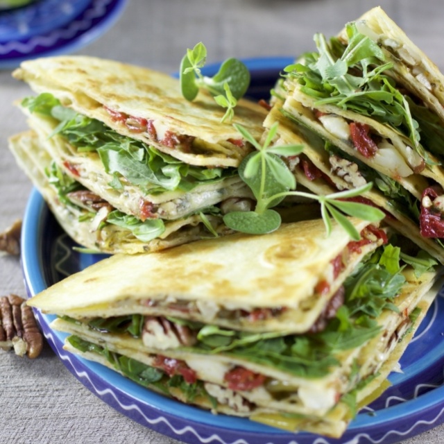 Quesedillas mit Peperoncini und Blauschimmelkäse 