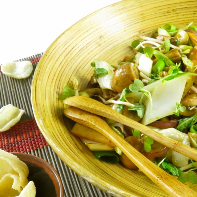 Salade de pak choï chinoise à la sauce soja sucrée et aux cacahuètes