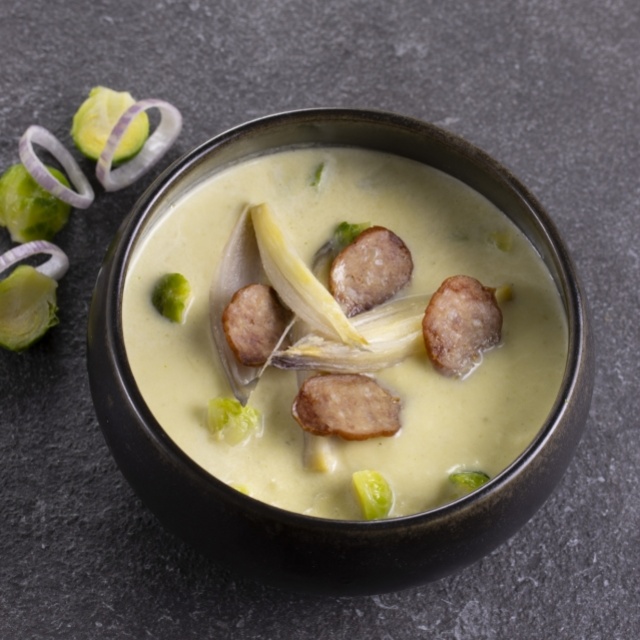 Rosenkohlsuppe, Räucherwurstchips und gelbe Currycreme 