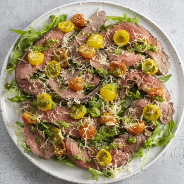 Bavette de Lakenvelder avec roquette, tomates soufflées au pesto et copeaux de fromage Old Amsterdam 