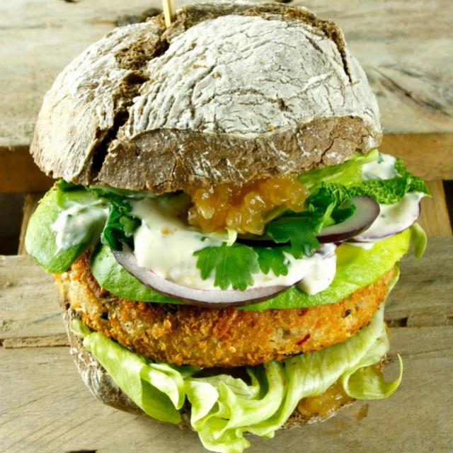 Bonenburger met limoenmayo en uienrelish