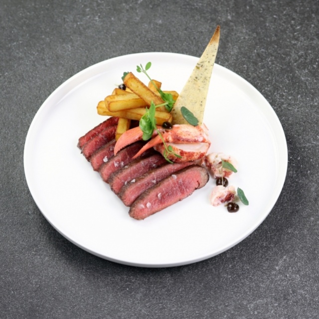 Flat iron steak, kreeft, zwarte knoflook mayonaise, Pont neuf aardappelen en kruiden cracker