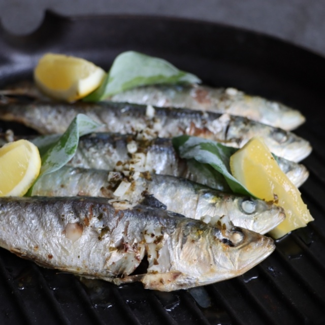 Gegrilde sardines, citroensap en kruidenolie