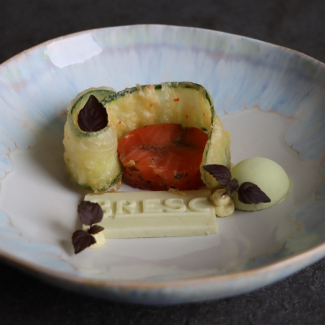 Gravad Lax, curry spread en structuren van komkommer