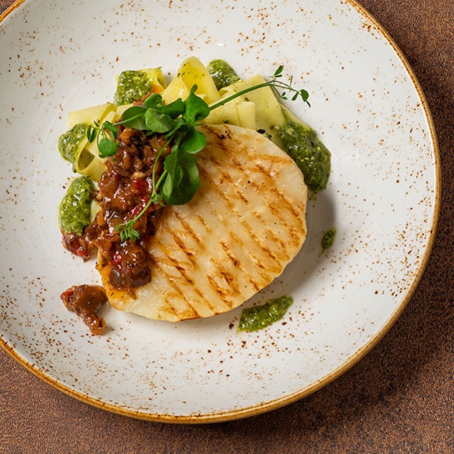 Gegrilde knolselderijsteak met tagliatelle en Pesto alla Genovese