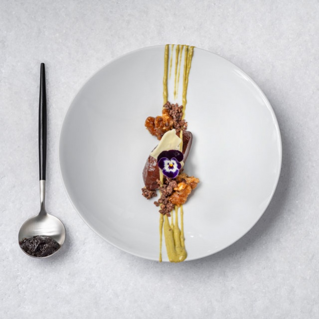 Chocolademousse met Bresc zwarte knoflook, pistachecrème en koffiecrumble