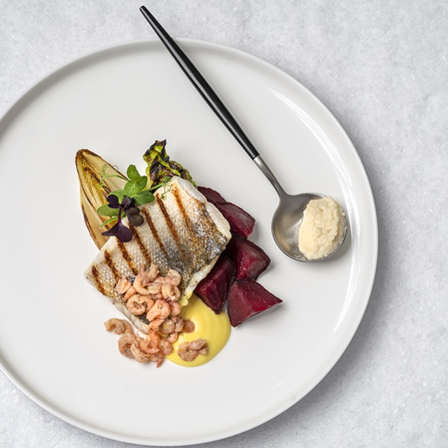 Gegrilde snoekbaars met Hollandse groenten en knoflook-Hollandaise van Bresc Beemster knoflook
