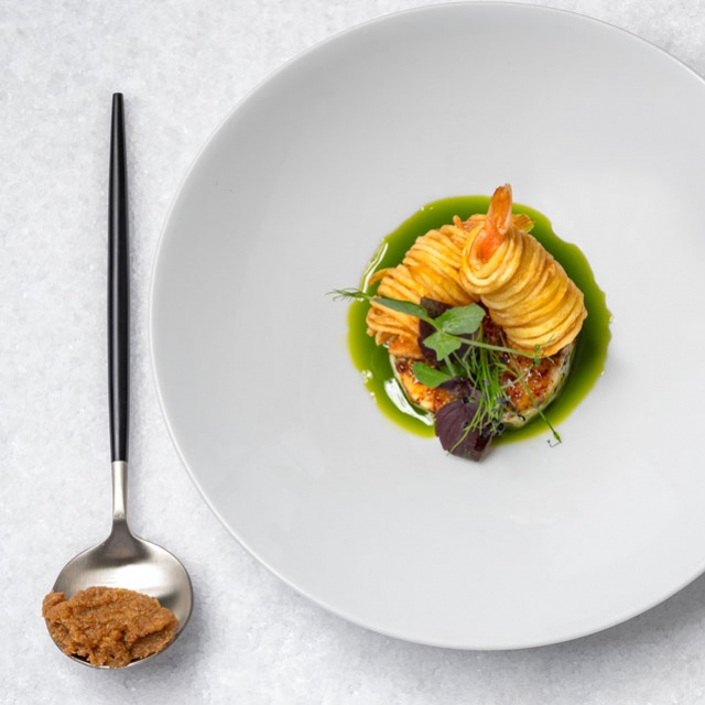 Roquefort-Crème brûlée mit Garnelen und Basilikumöl