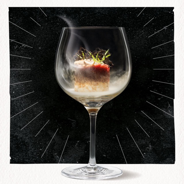 Smoked Shadow: Gebackener Knollensellerie mit geräuchertem Rindertartar und einer Pilz-Schwarzknoblauch-Sauce