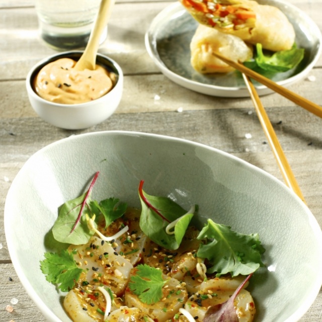 Coquille à la vinaigrette à la citronnelle et légumes croquants