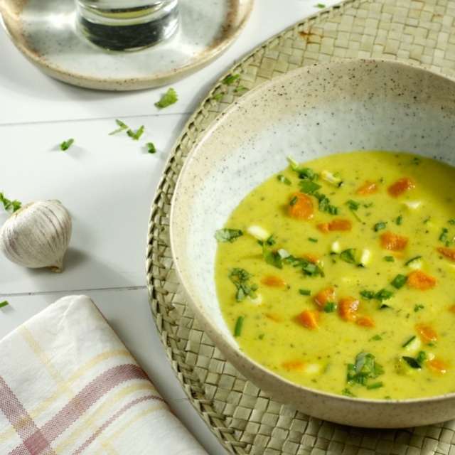 Courgette soup with curry