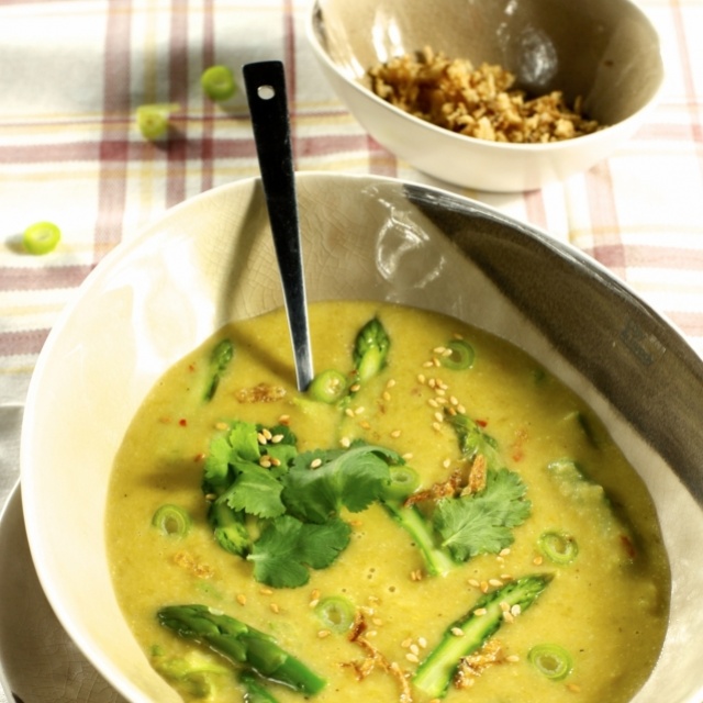 Curry soup with green asparagus