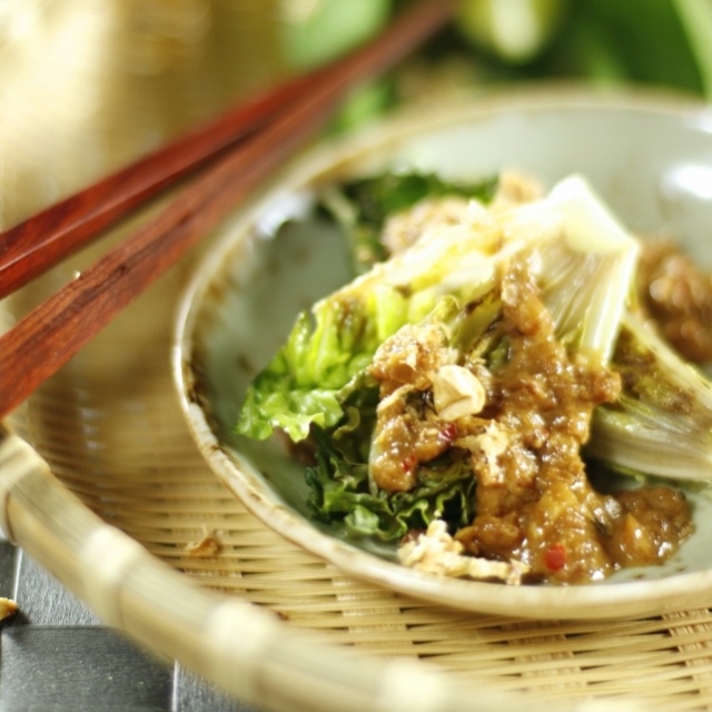 Gegrillter Römersalat mit Gadogado-Dip