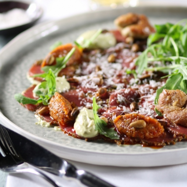 Carpaccio d'agneau avec ratatouille et beignets de ris d’agneau