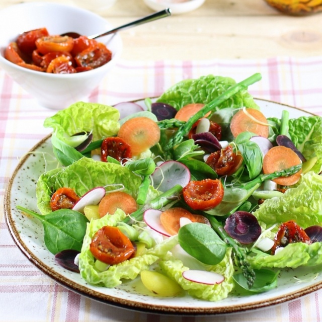 Frühlingssalat mit Ziegenkäse und marinierten Kirschtomaten