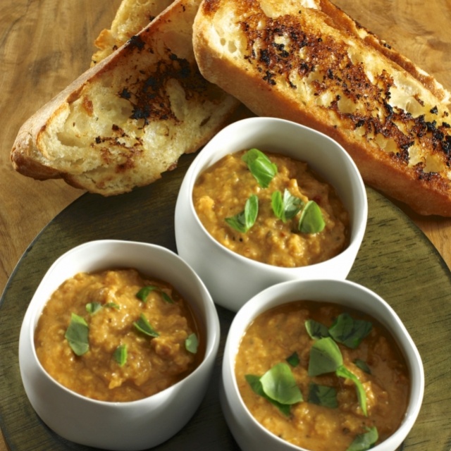 Lentil dip with chilli and basil