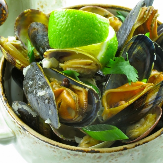 Curry vert aux moules, coques et citron vert