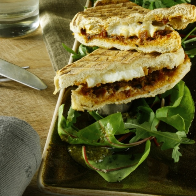 Panini au fromage de chèvre et à la tomate