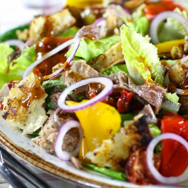 Spicy panzanella salad