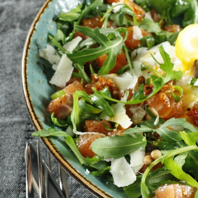 Salade de roquette avec tartare de saumon