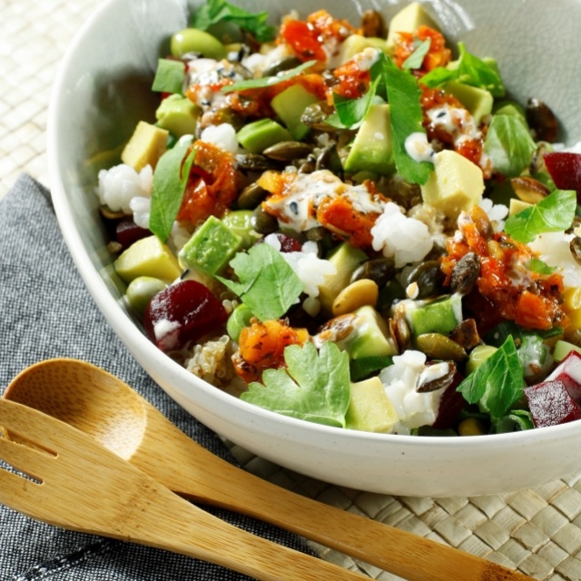 Poké bowl van tomaat, quinoa en avocado