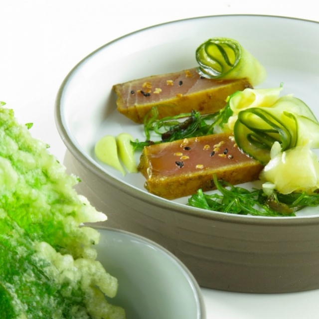 Tataki van tonijn, zoetzure komkommer en wakame