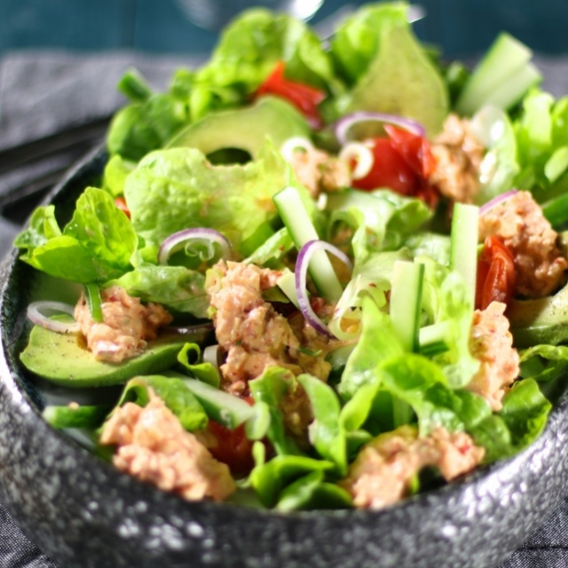 Salat aus Krabben, Avocado und roter Pfefferschote