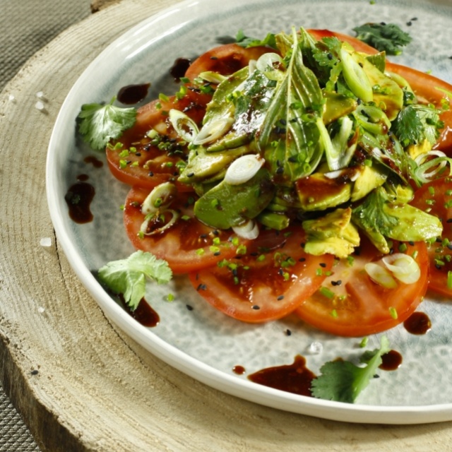 Thailändischer Tomatensalat mit Avocado